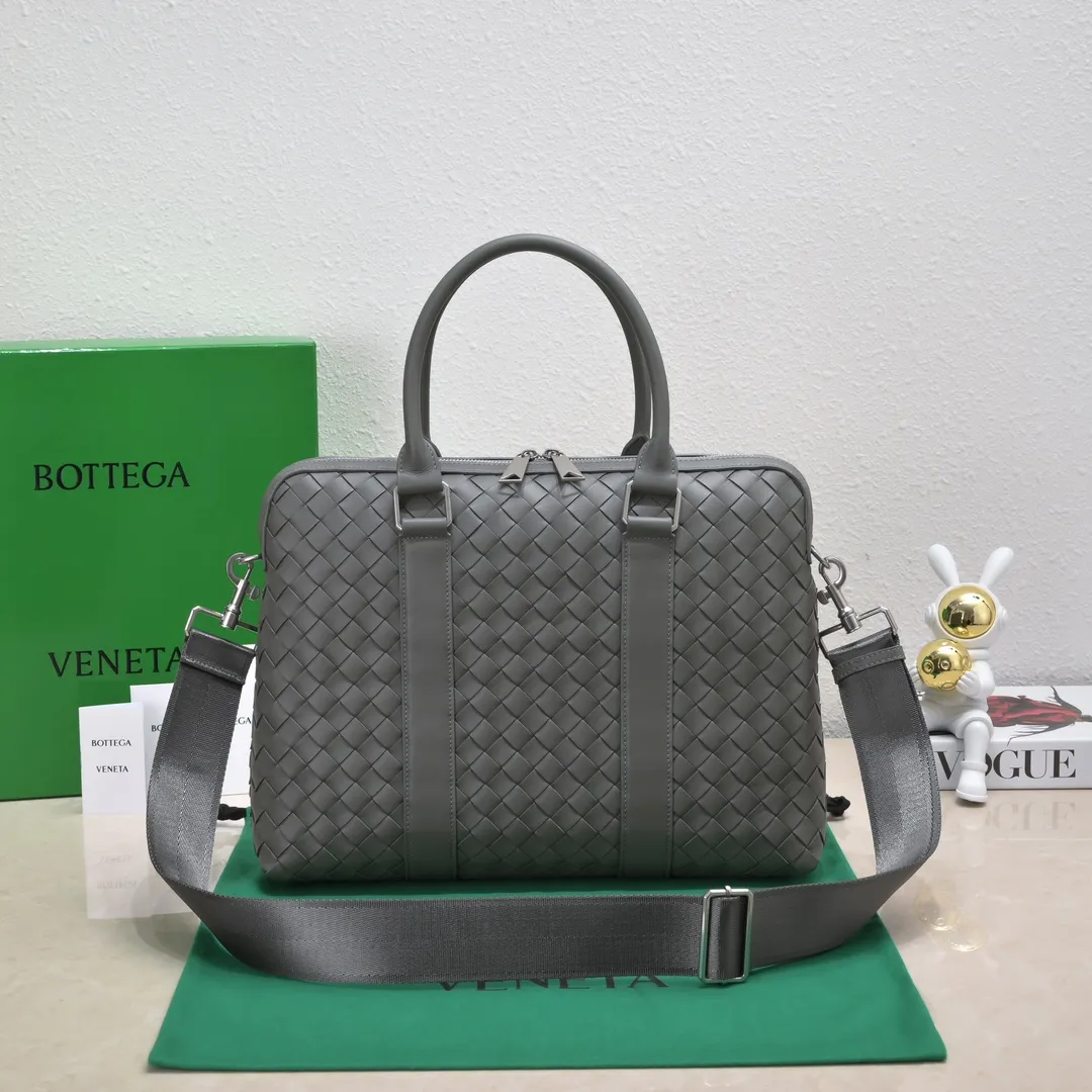 Ready-made BV new men's briefcases💼Different sizes and different styles of briefcases are suitable for any man. They can be matched with casual or formal wear🉑️A must-have choice for the workplace💼 ⚠️Original leather, original leather, using exquisite craftsmanship to weave different sizes on the leather🪡🪡 It presents a full sense of high-end, simple and unique design, will definitely make you grand and fashionable in the workplace Style number: 39*30.5*11, model number: 8814